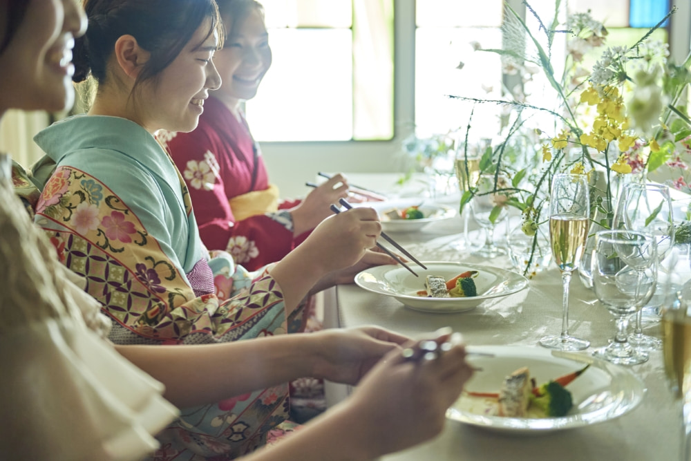 魅力4：箸で召し上がるゲストの写真