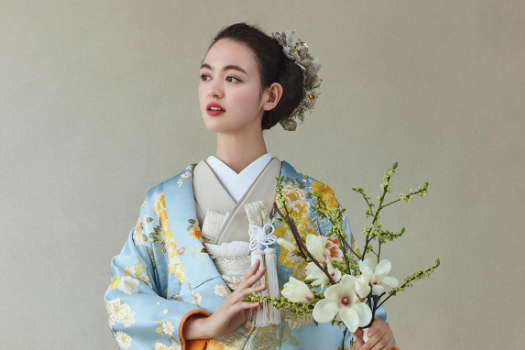 着物を着た女性の写真