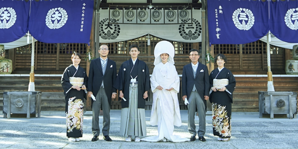 春日神社の前で撮影した結婚式での家族写真