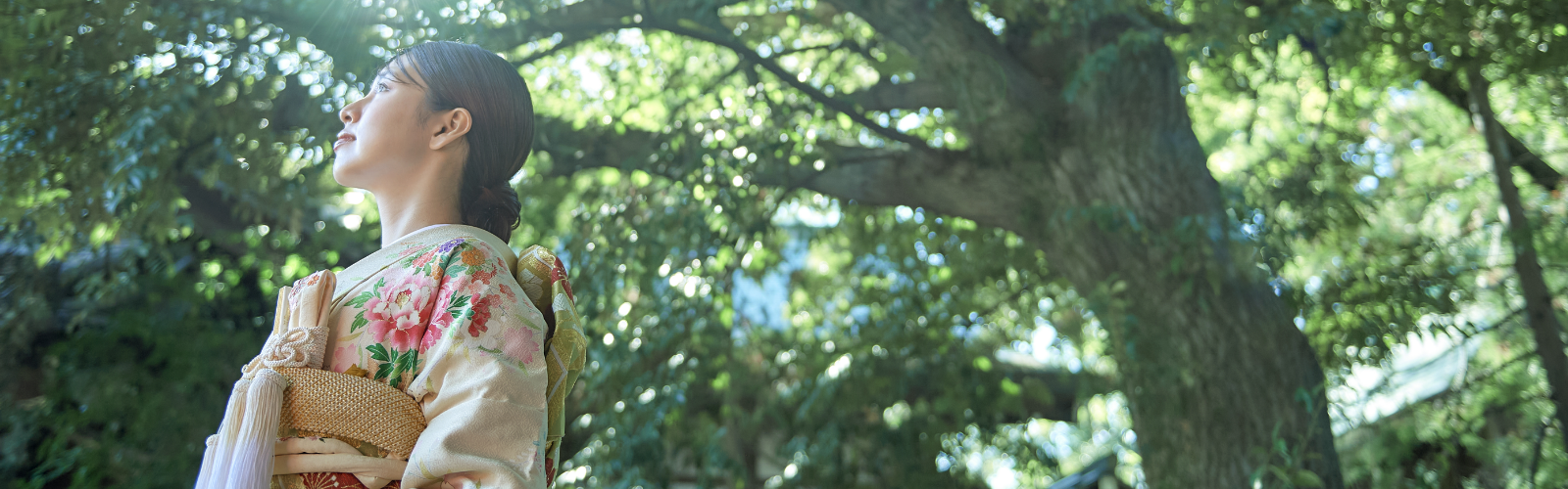 春日神社の境内で新郎新婦が手を取り合う写真