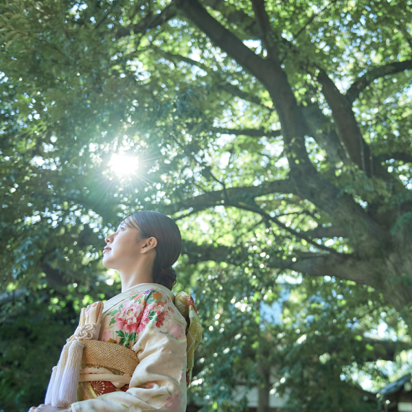 春日神社の境内で新郎新婦が手を取り合う写真