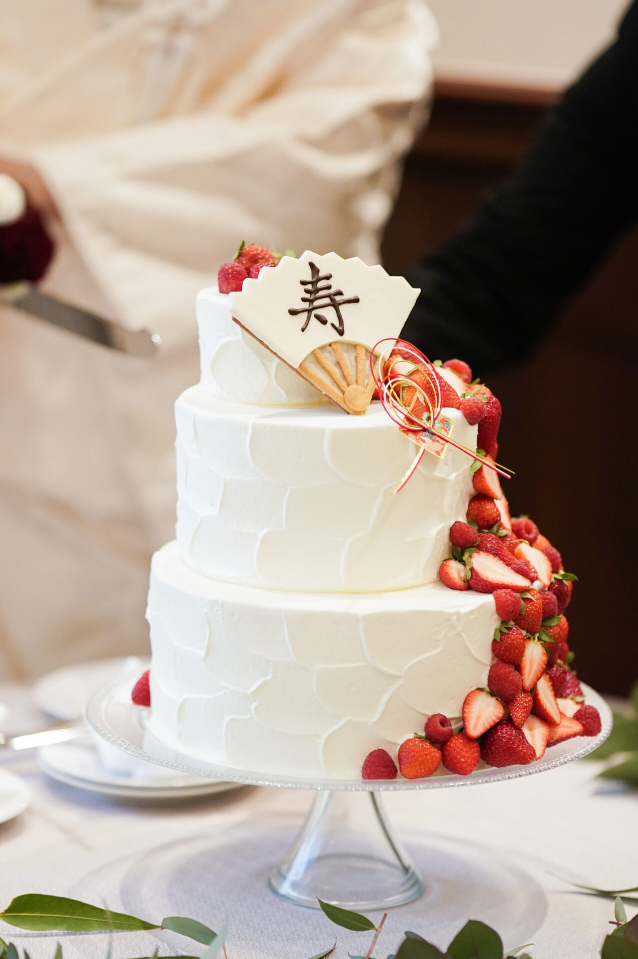 新潟）引き取りウェディングケーキエクセルシリーズ 装飾的な白色噴水 女性像の彫刻 新潟）引き取りウェディングケーキエクセルシリーズ 装飾的な