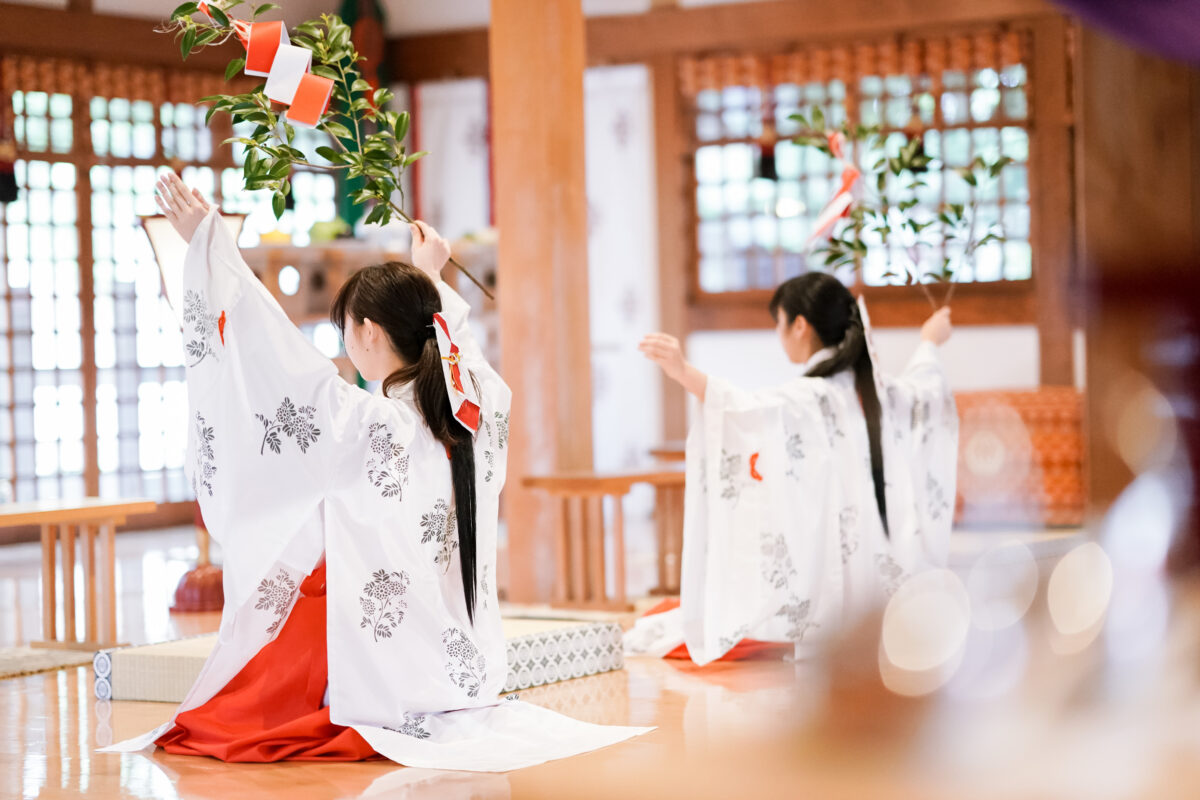 神前式の巫女の舞｜三重県桑名市の神社で和装神前式・神社結婚式春日神社